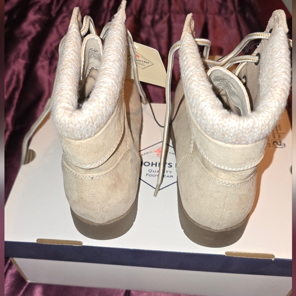 Boots - Picture 3 of 4